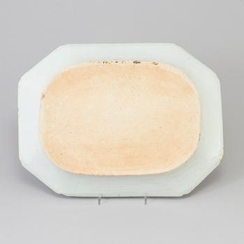 A Chinese blue and white porcelain charger, Qing dynasty, Qianlong (1736-95).