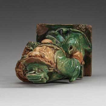 SITTANDE TAKRYTTARE, keramik. Ming dynastin (1368-1644).