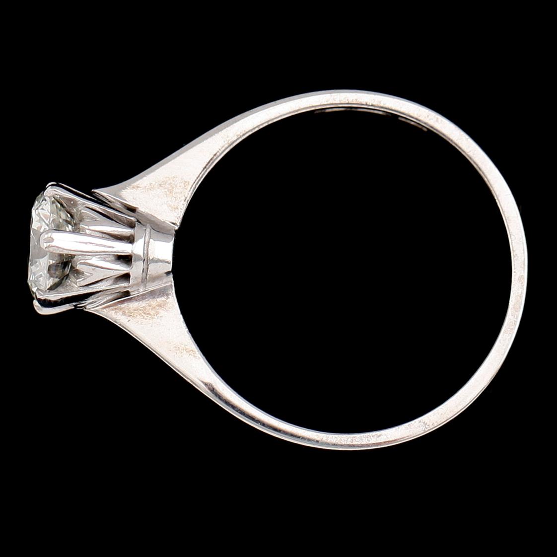 RING, 18 k vitguld, solitär briljantslipad diamant ca 1.13 ct.