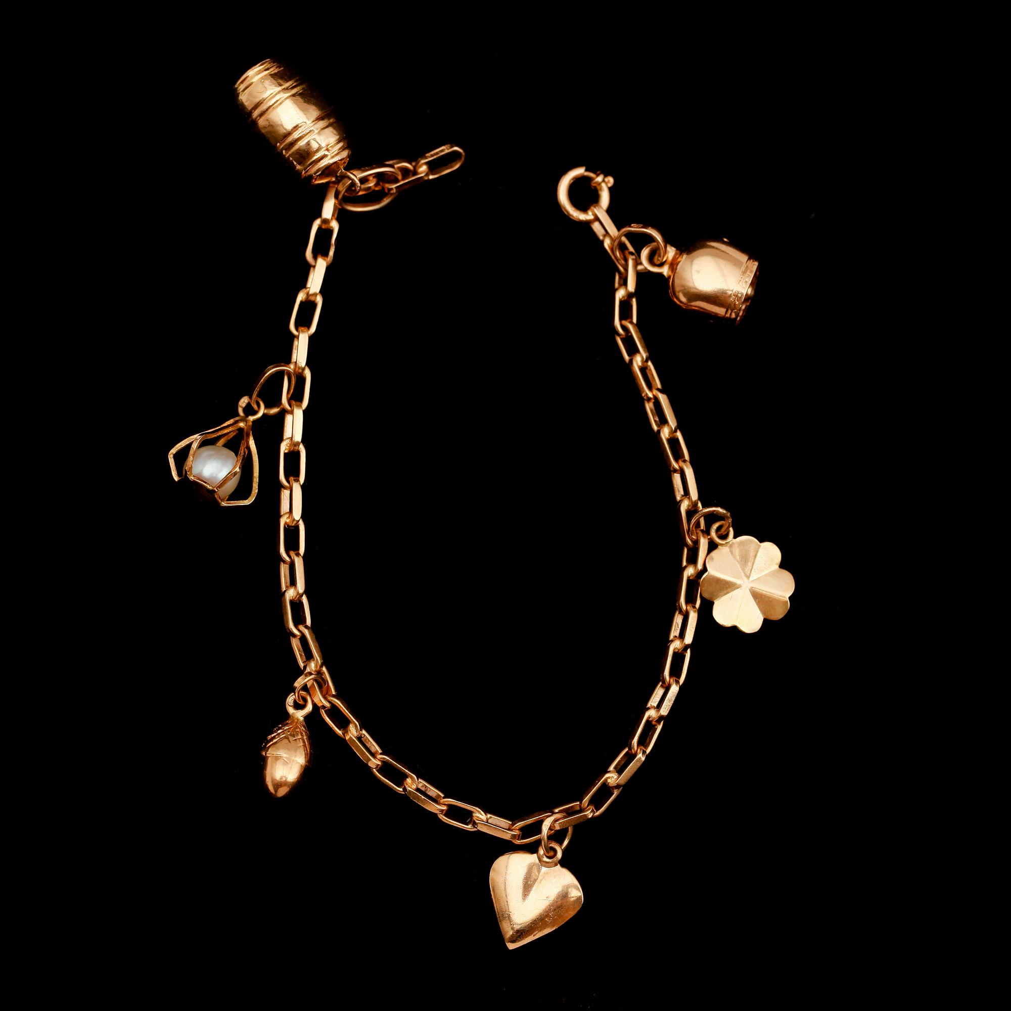 ARMBAND, 18 k guld med 6 berlocker. Vikt ca 11 g.