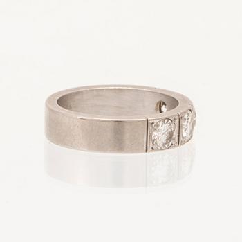 Ring halvallians 18K vitguld med runda briljantslipade diamanter av Bodens Guldatelje Johanneshov 1968.