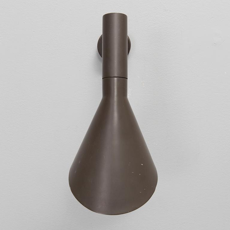 ARNE JACOBSEN, Vägglampa "AJ" för Louis Poulsen. Märkt med den första svenska återförsäljaren Axel Anell. Ca 1960.