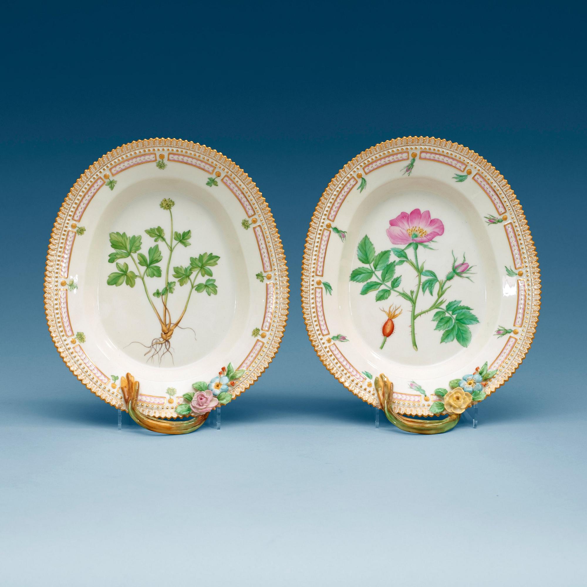 SALADIERER, ett par, porslin. "Flora Danica", Royal Copenhagen, Danmark, 1900-tal.