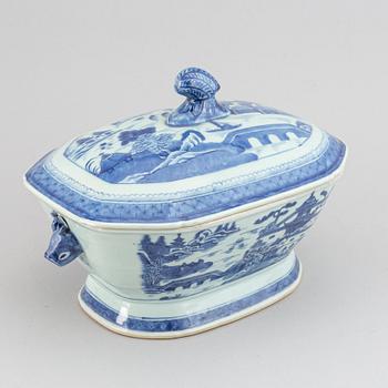 A blue and white tureen with cover, Qing dynasty, Jiaqing.