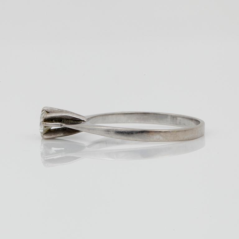 RING, 18k vitguld med briljantslipad diamant ca 0,20ct enl gravyr.