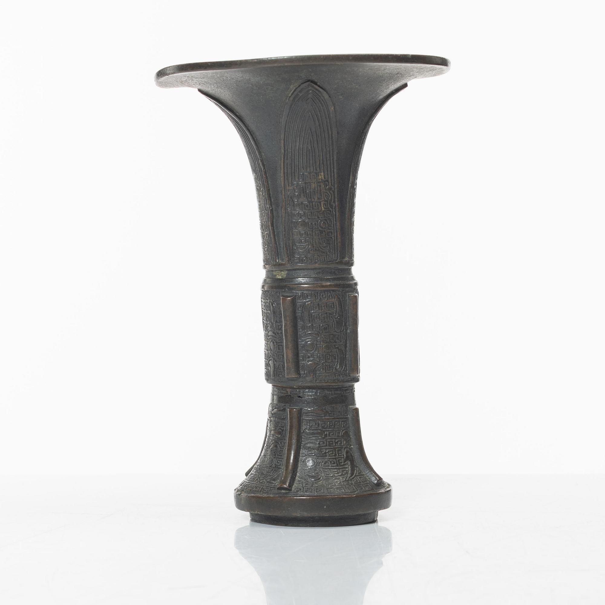 An archaistic bronze vase, Gu, Qing dynasty (1644-1912).