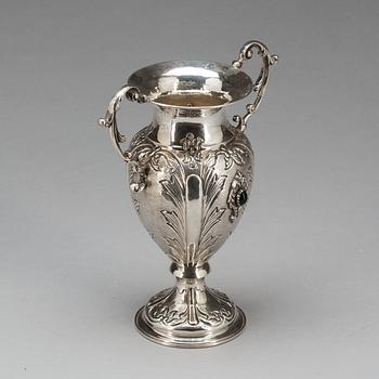 URNA MED HÄNKLAR, silver 900. Utländska stämplar. Vikt ca 298 g.