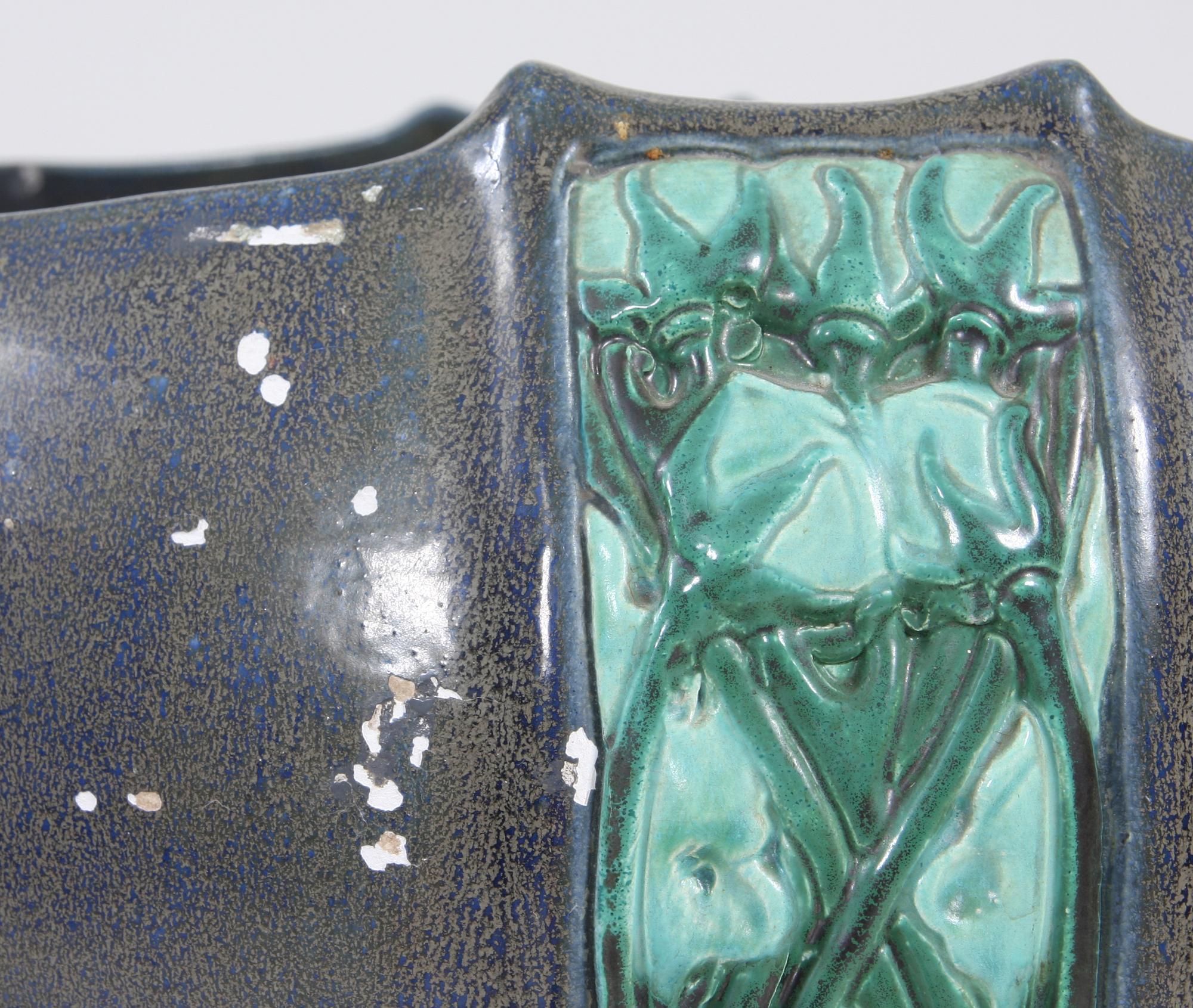 YTTERFODER SAMT PIEDESTAL, glaserad keramik, Biela-liknande märke, omkring sekelskiftet 1800/1900.