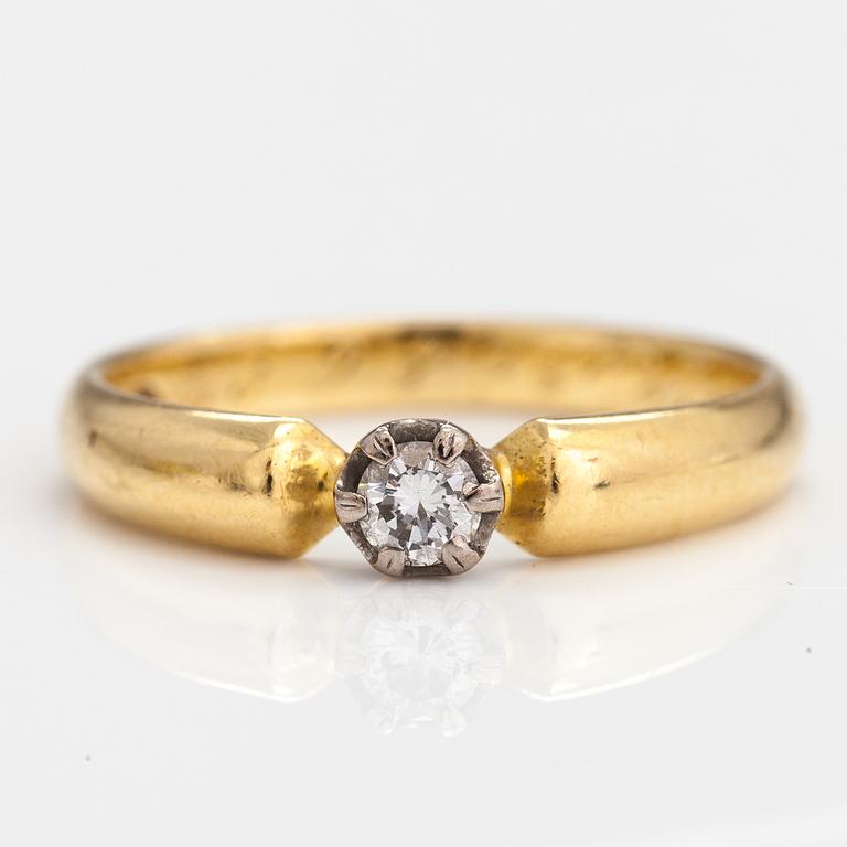 An 18K gold ring with a ca. 0.10 ct diamond. Finland 2000.