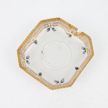 Crémekoppar med lock och fat, 2 st, porslin, "Flora Danica", Royal Copenhagen, 1900-tal.