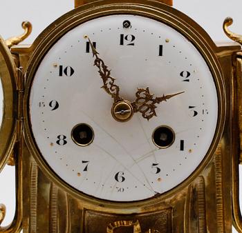 BORDSPENDYL, förgylld mässing och marmor, Frankrike, 1900-talets första hälft.