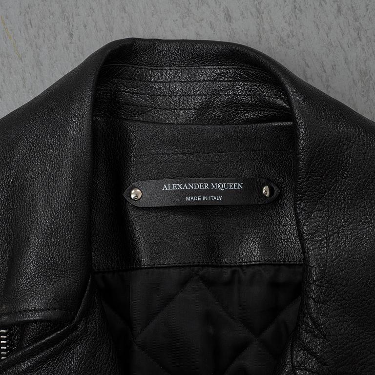 Alexander McQueen, a buffalo and lamb skinn leather jacket, 2018, Italian size 52.