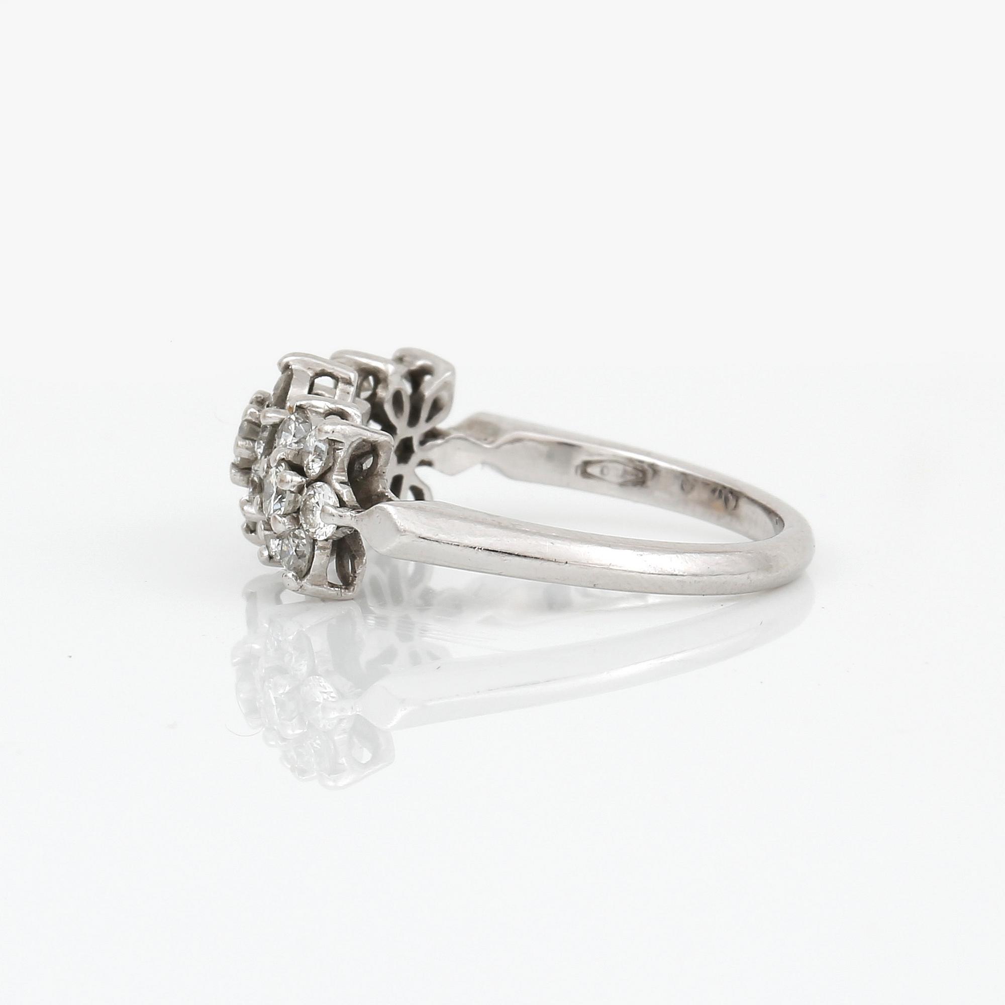 RING, 18K vitguld med briljantslipade diamanter, tot ca 0,69 ct. Total vikt ca 3,42 g.