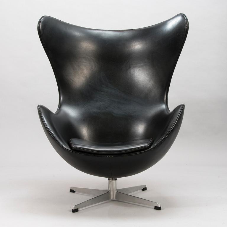 ARNE JACOBSEN, A 1960s arm chair "Egg chair" designed for Fritz Hansen, Denmark.