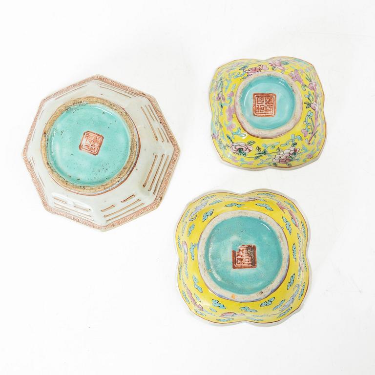 Skålar, sju stycken, porslin, Kina, sen Qingdynasti/omkring 1900.