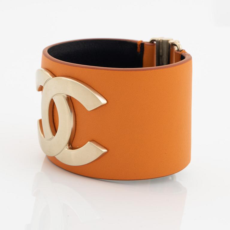 Chanel, a leather and steel bracelet, size S.