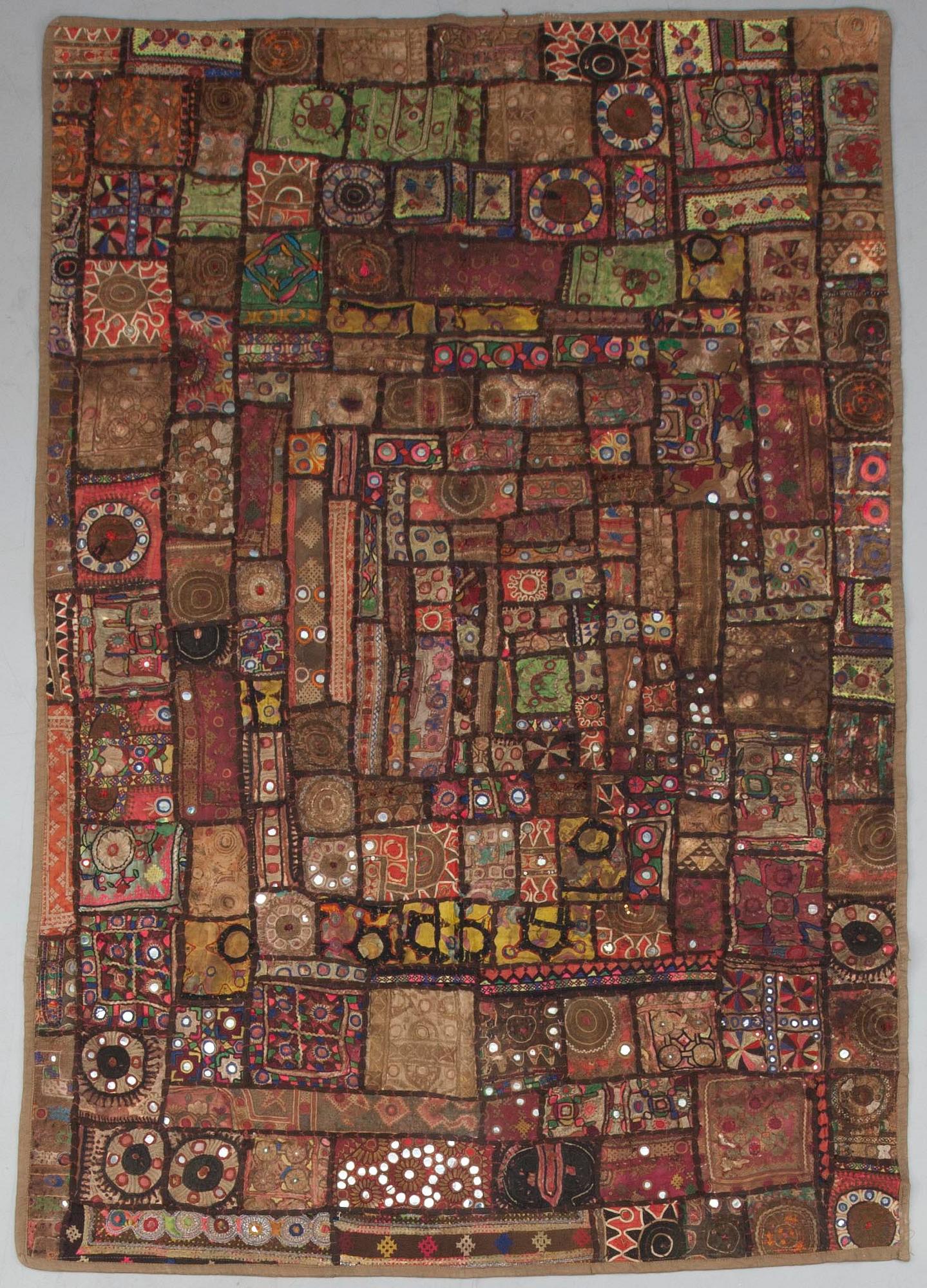 TILKKUTÄKKI, käsityötä, mahdollisesti Afganistan/Intia, 1900-luvun loppupuoli. 175x118.