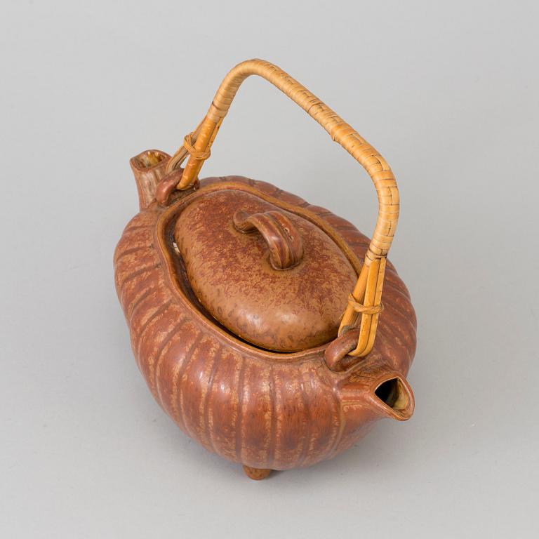 A double spouted teapot by Gunnar Nylund, Röstrand.