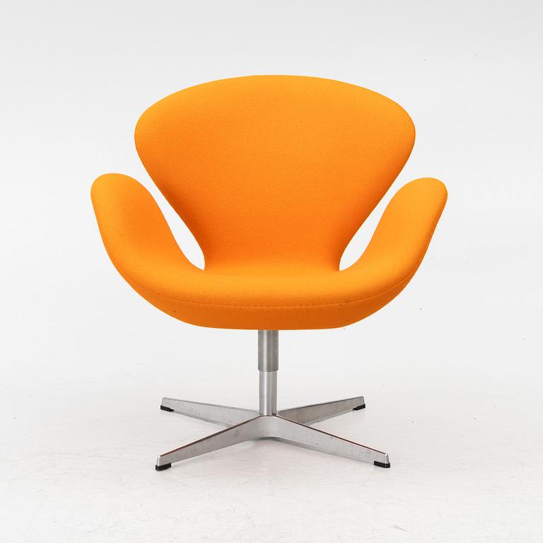 Arne Jacobsen, Fåtölj, "Svanen", Fritz Hansen, Danmark, 2000-tal.