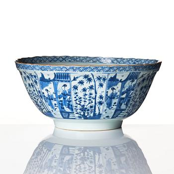 A large blue and white bowl, Qing dynasty, Kangxi (1662-1722).