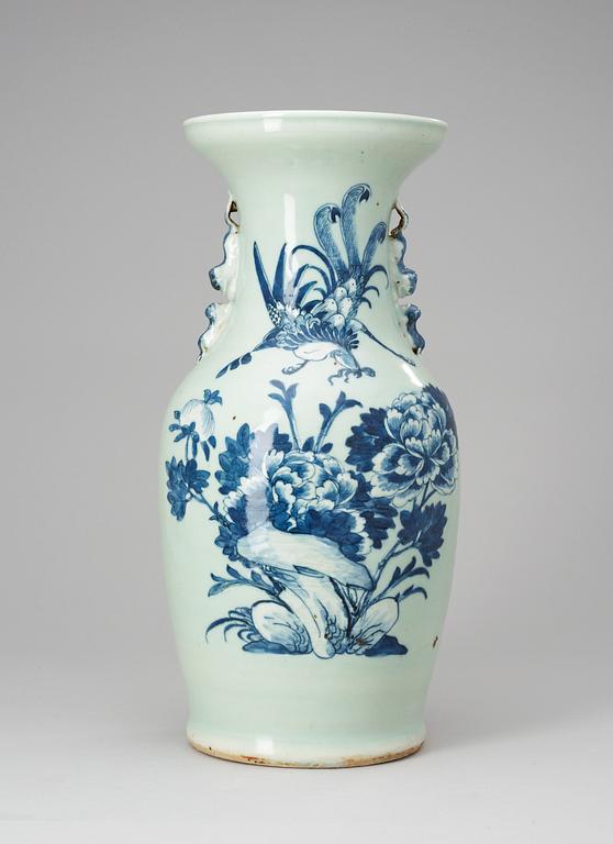 A blue and white vase, Qing dynasty, 19th Century.