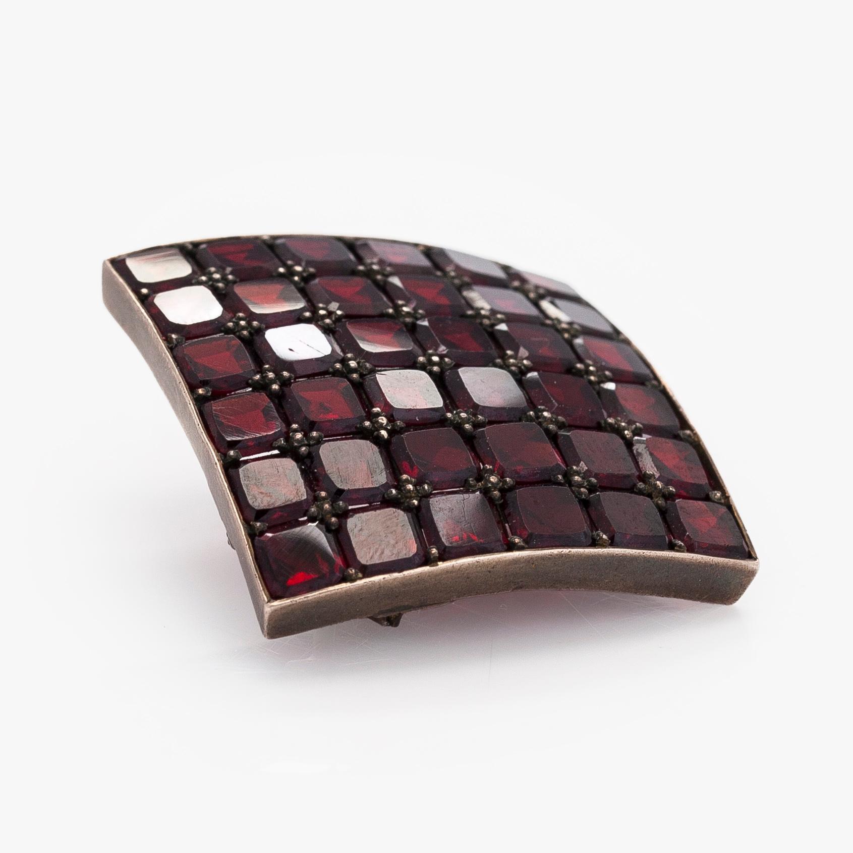 Rintaneula ja sormus, granaatteja, valkometallia.