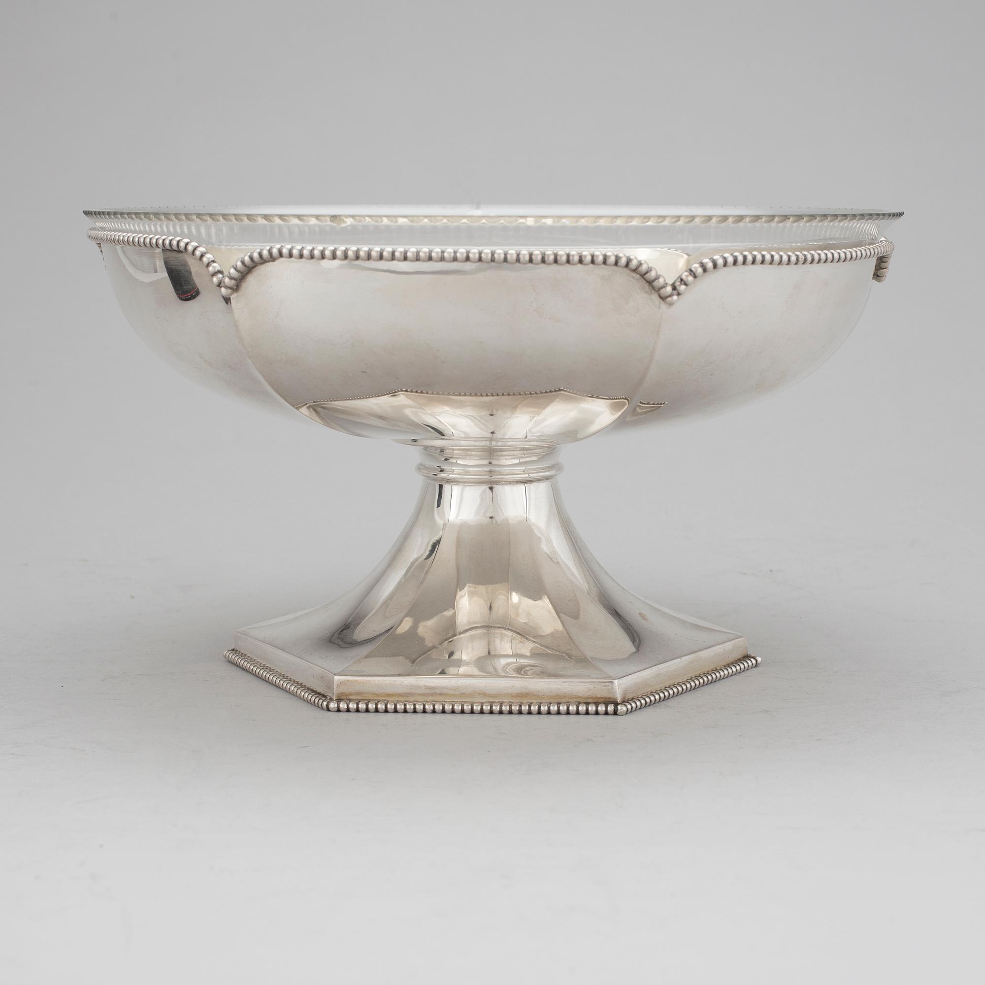 SKÅL, silver med glasinsats, CG Hallberg, Stockholm, 1917. Vikt 641 g (exkl. glasinsats).