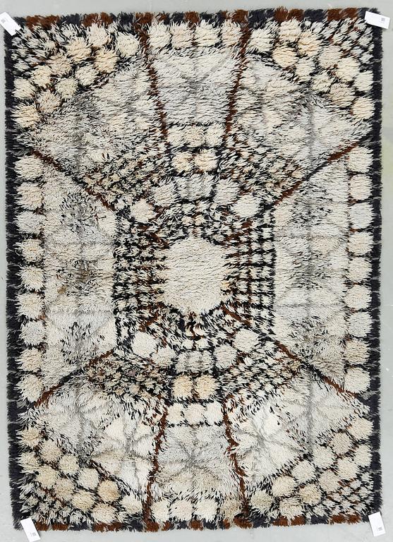 MATTA, "Östergyllen". Maskinvävd rya, Marianne Richter för Wahlbecks, Linköping. Formgiven omkring 1968. Ca 190x139 cm.