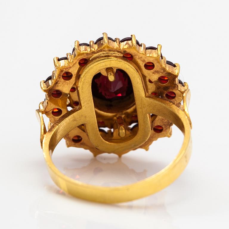 Ring, förgyllt silver och granater. Importstämplad Hugo Grün, Helsingfors.