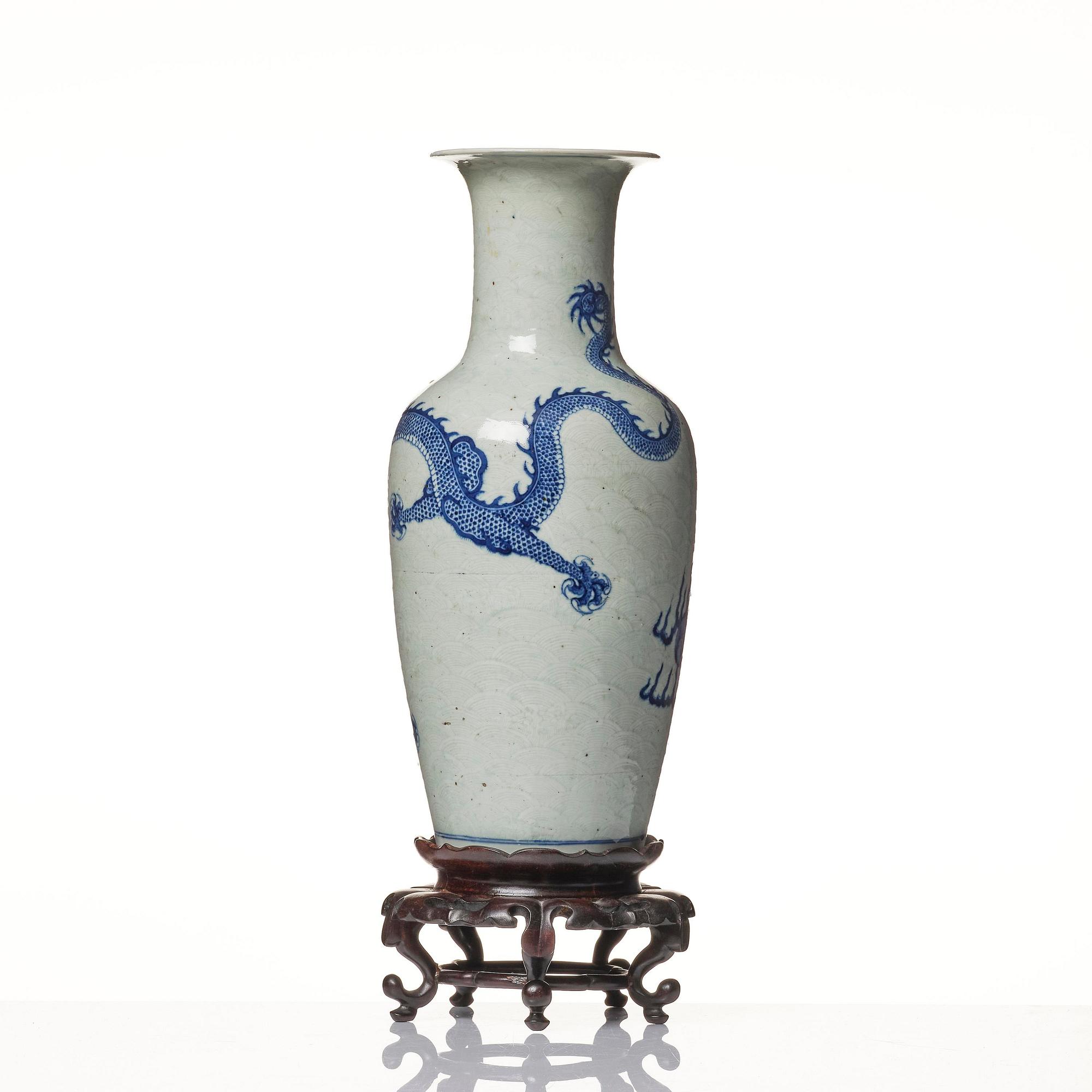 A large Chinese blue and white 'five clawed dragon vase' vase, late Qing dynasty, 19th century.