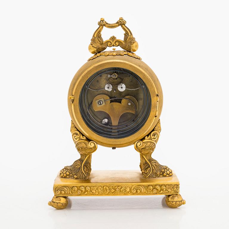 Pöytäkello, kullattua metallia, Ranska 1800-luvun loppupuoli.