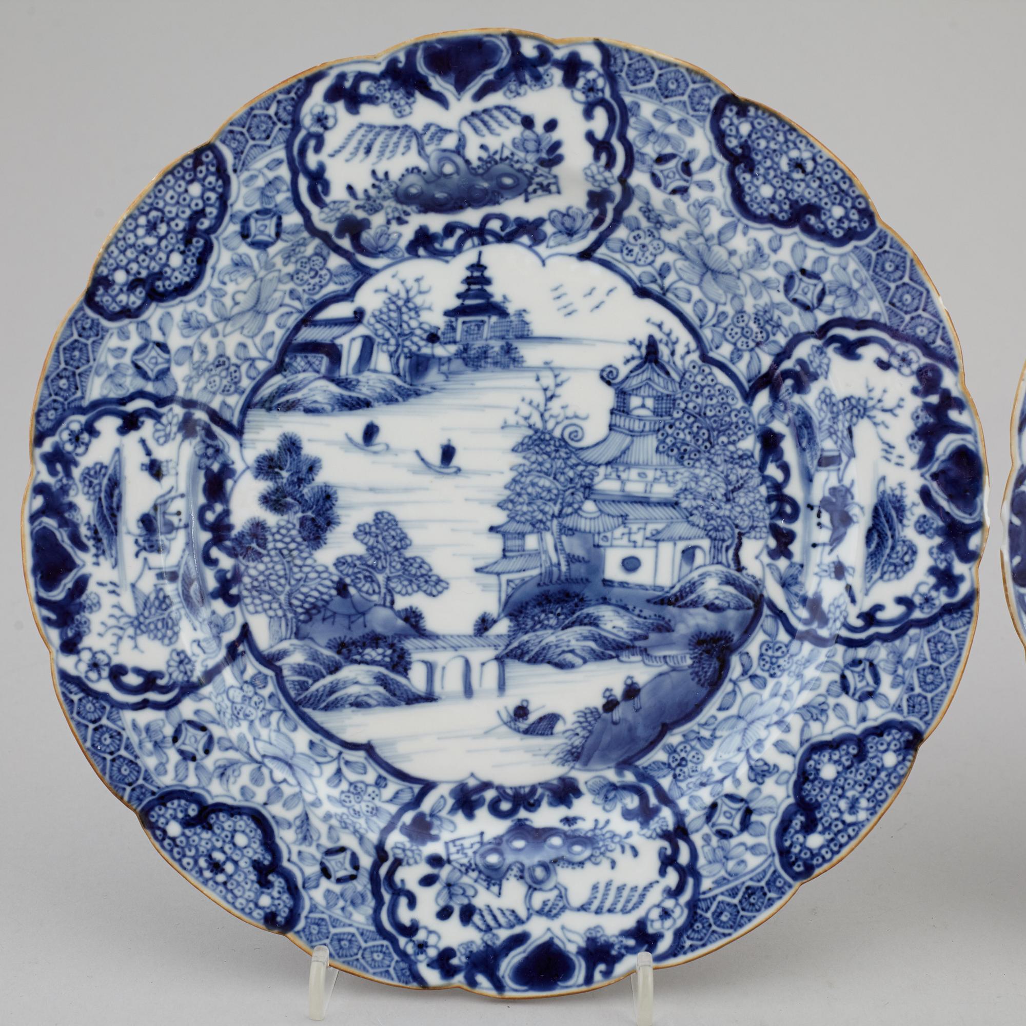 A pair of blue and white plates, Qing dynasty, Qianlong (1736-95).