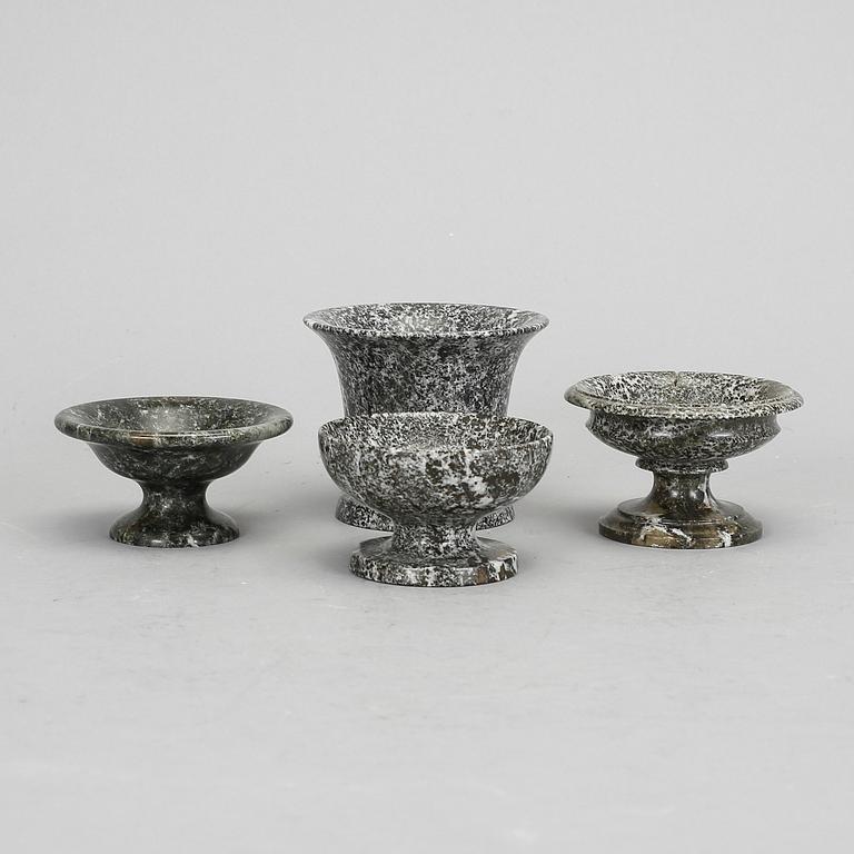 SALTKAR 3st samt VAS, kolmårdsmarmor, 1800-tal.