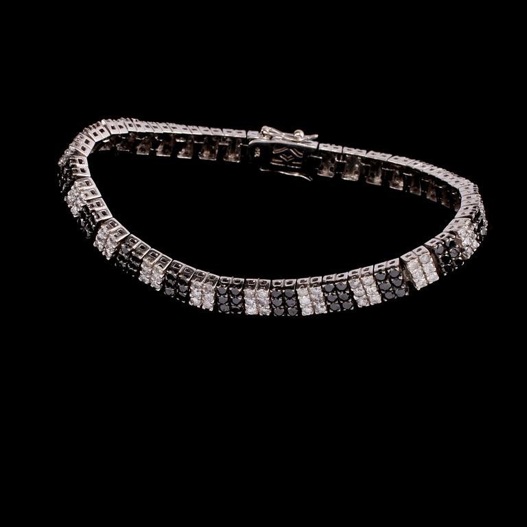 ARMBAND, 18k vitguld med 240 briljantslipade diamanter, totalt 6.19 ct. Vikt 22 g.
