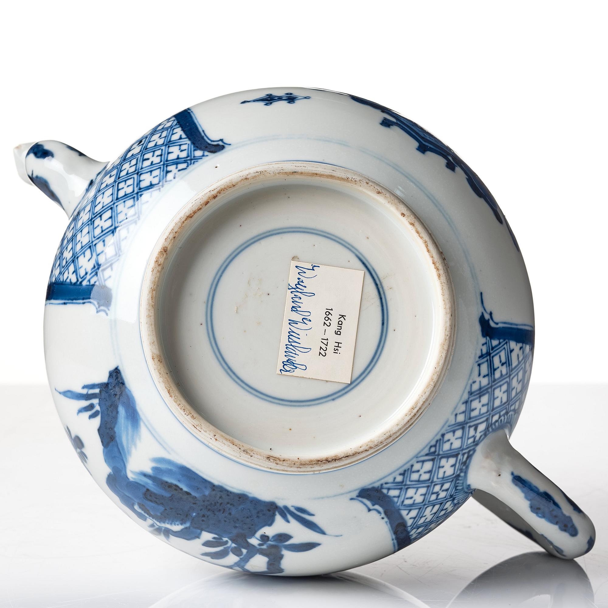 A blue and white water/punch pot, Qing dynasty, Kangxi (1662-1722).