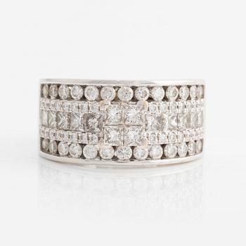 Ring, white gold with brilliant and princess-cut diamonds.