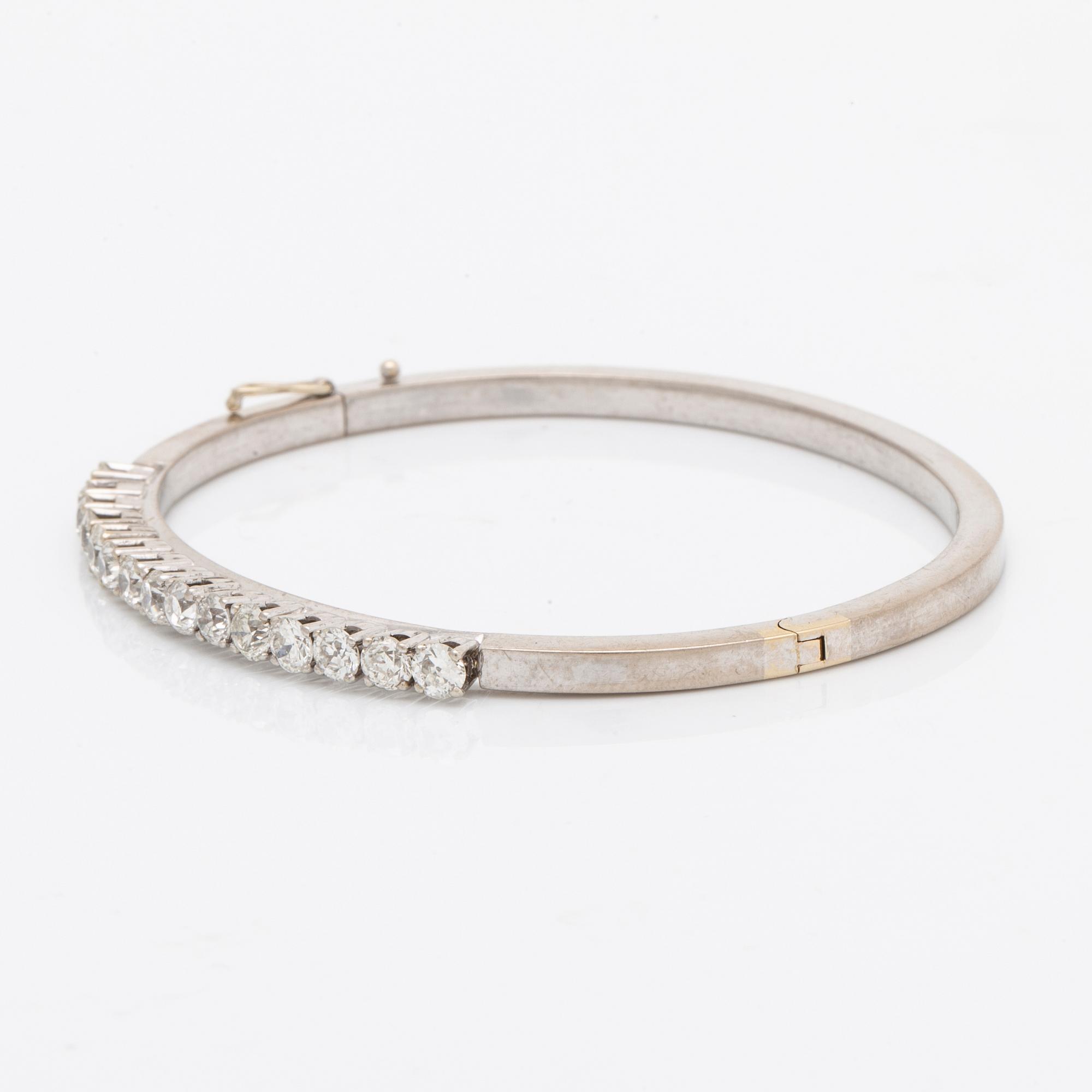Bangle 18k whitegold old-cut diamonds approx 2,5 ct in total, inner diameter approx 17 cm, hinge mechanism.