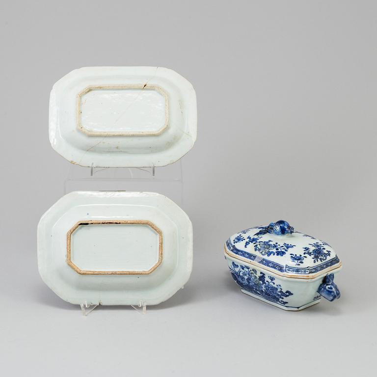A Chinese blue and white export porcelain butter tureen with cover and two dishes, Qing dynasty, Qianlong (1736-95).