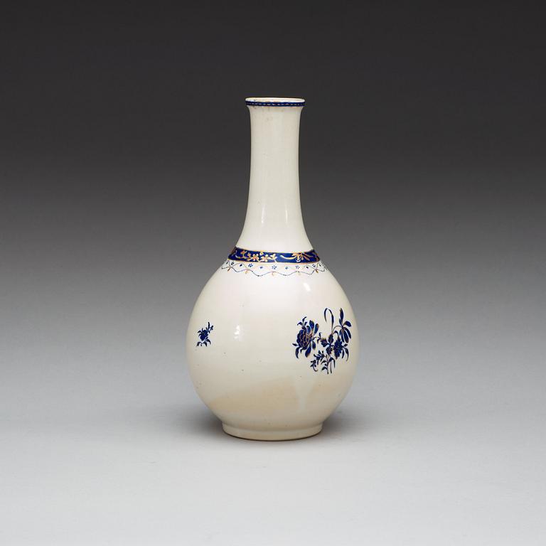 A blue and gold flask, Qing dynasty, late 18th Century.