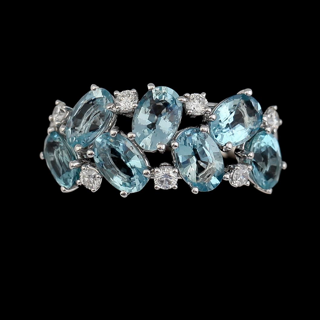 RING, 18K vitguld, diamanter tot ca 0.25 ct, akvamriner tot ca 2.80 ct.