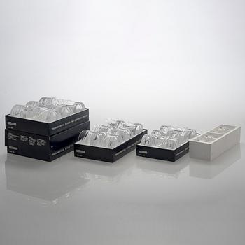Timo Sarpaneva, glasuppsättning, glas, 52 delar, "Droppring" för Iittala. Formgiven 1963.