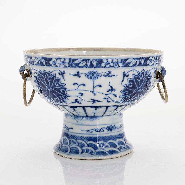 Footed porcelain bowl, late Qing dynasty, probably Guangxu, around 1900.