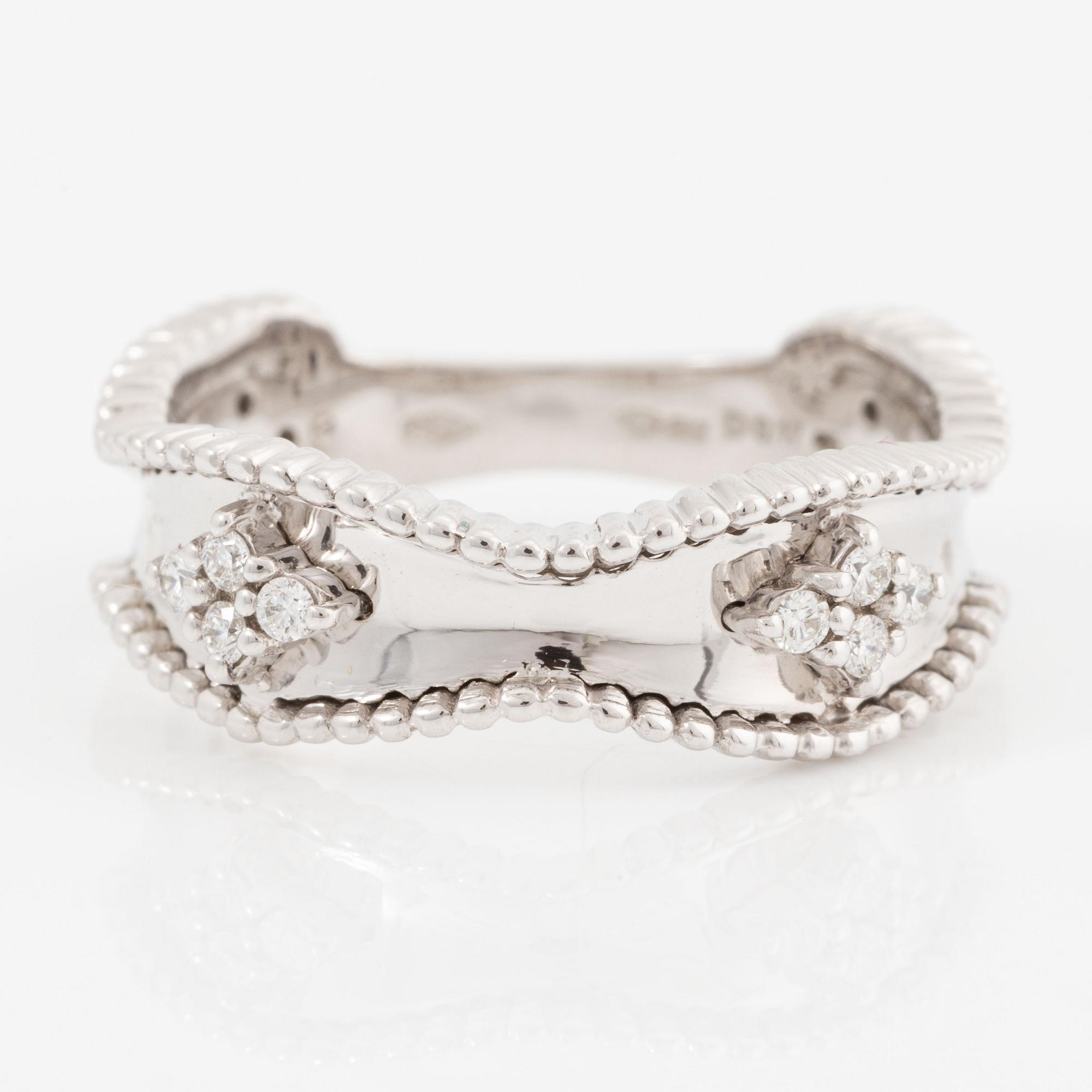 Ring 18K white gold set with brilliant-cut diamonds.