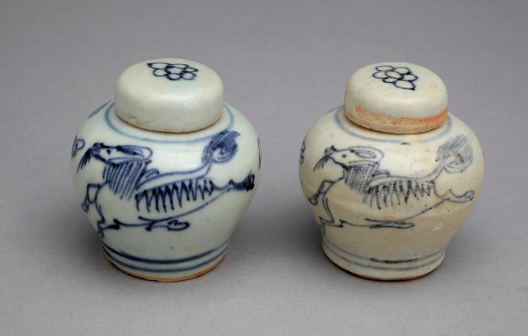 MINIATYRURNOR med LOCK, ett par, porslin. Ming, 1368-1644.