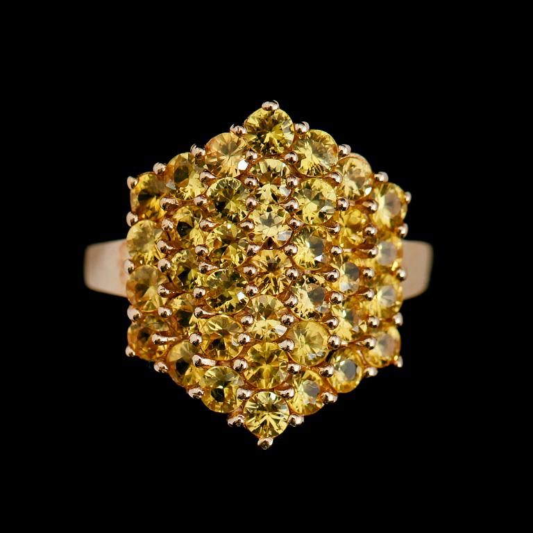RING, 10 k guld, gula safirer tot ca 4.0 ct.