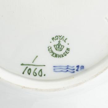 A 'Blue Fluted Full Lace' / 'Musselmalet' Fruit Bowl and Stand, Royal Copenhagen, model number 1059 and 1060, 1898-1923.