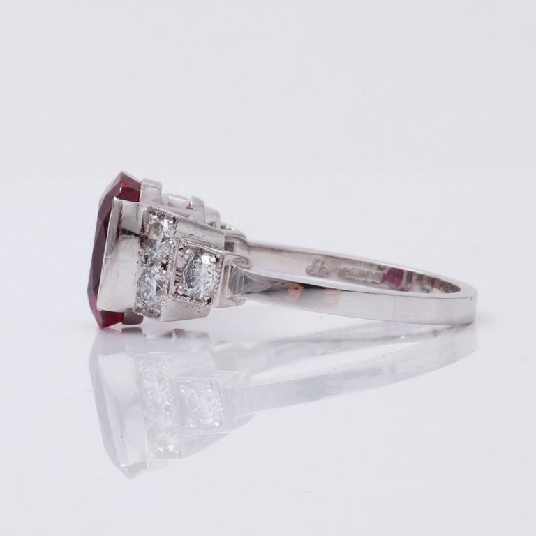Ring with an unheated ruby, 3.56 cts, and brilliant-cut diamonds. Certificate from GCS.