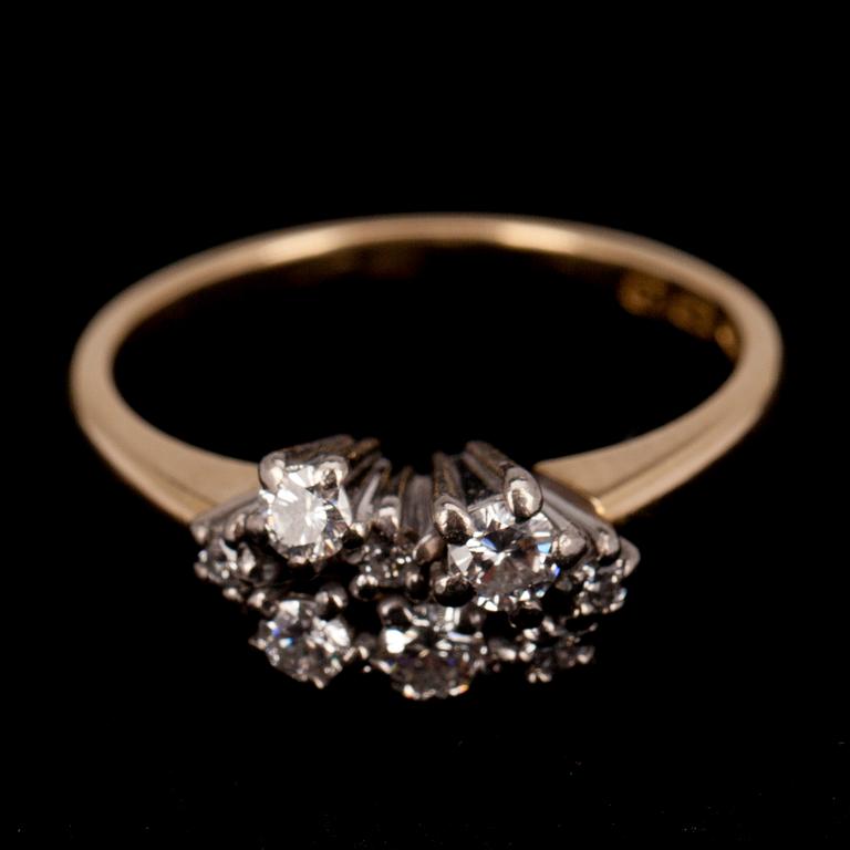 RING, Briljantslipade diamanter ca 0,40 ct. 18K guld. A. Tillander, Helsingfors 1970. Vikt 4.4 g.