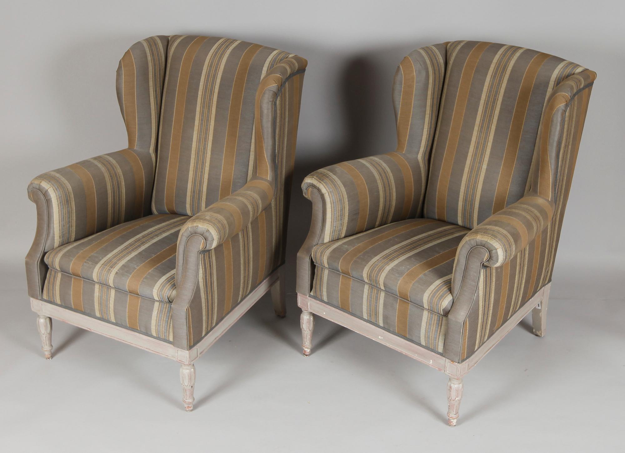 ÖRONLAPPSFÅTÖLJER, 1 par, 1900-första hälft.