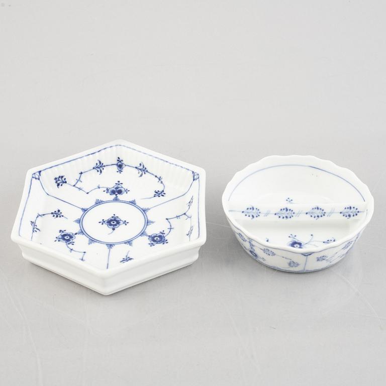 Two 'Blue Fluted' / 'Musselmalet rifflet' porcelain dishes, Royal Copenhagen, model 1 and 2138, 1898-1923 and later.